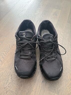 On Running Cloud 5 All Black Running Shoes Men’s US 9.5 EU 43 Swiss Engineering